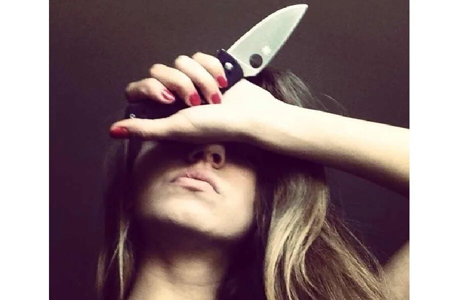 Девушка с ножом в руке. Женщина с ножом фотосессия. Девушка с ножом в руке. 17 ножевых. Девушка с ножом в руке.