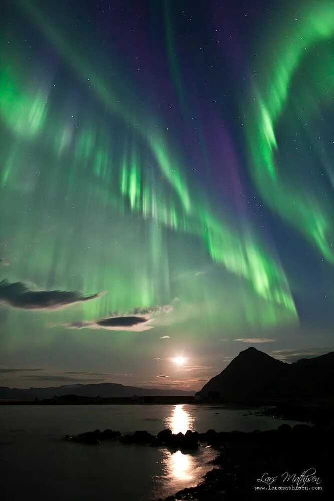 Aurora moon. Северное сияние в Мурманске. Северное сияние и Луна. Полярное сияние Беломорск.