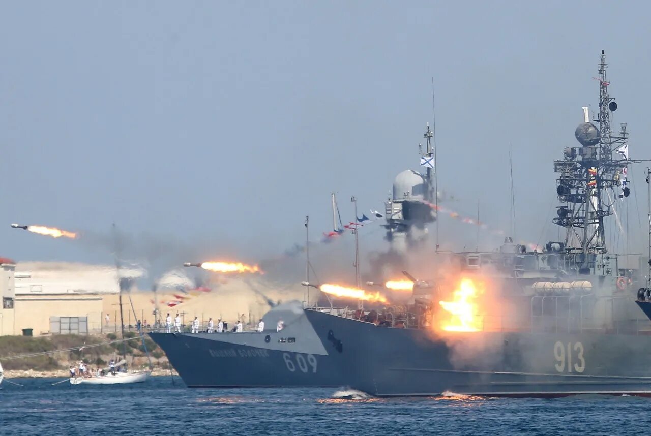 Российские корабли атаковали. Российские корабли атаковали. Адмирал эссен корабль. Бдк черноморского флота 7 кораблей. Нападение на корабль черноморского флота.