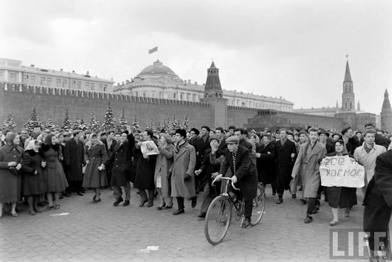 14 апреля 1961 года. Гагарин на красной площади 1961. Ликование на красной площади в честь полёта Гагарина 1961. Встреча Гагарина на красной площади. Кортеж первого Космонавта Юрия Гагарина Москва 14 апреля 1961 года.