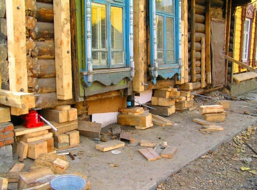 Поднимаем дом с земли. Старый деревянный дом. Реставрируем старый деревянный дом. Старинные деревянные дома. Реконструкция старых домов.