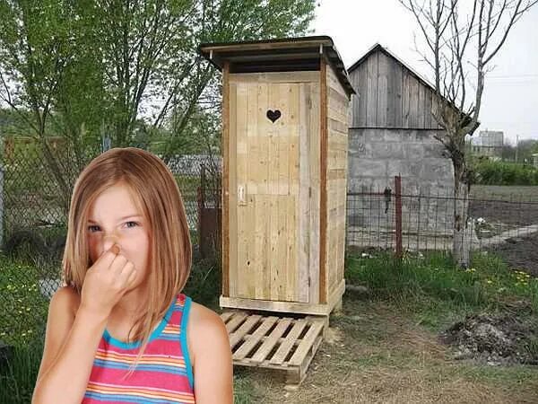 Девушки в туалете на улице. Деревенский туалет. Сельский туалет. Прикольный туалет на даче. Девочка в деревенском туалете.