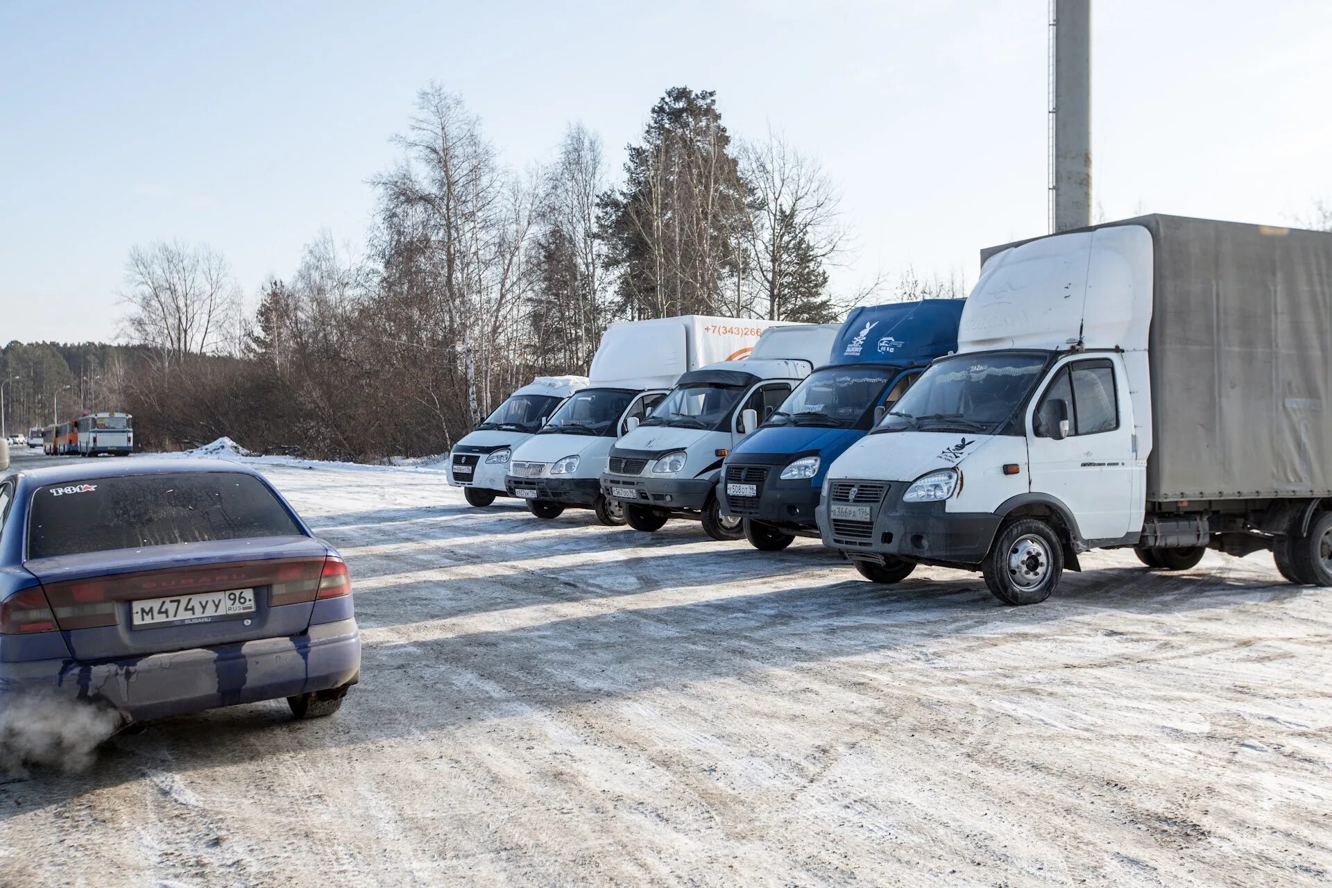 Грузоперевозки екатеринбург газель. Грузовые газели в ряд. Грузоперевозки Екатеринбург. Газели 33 регион. Газель разгружается.