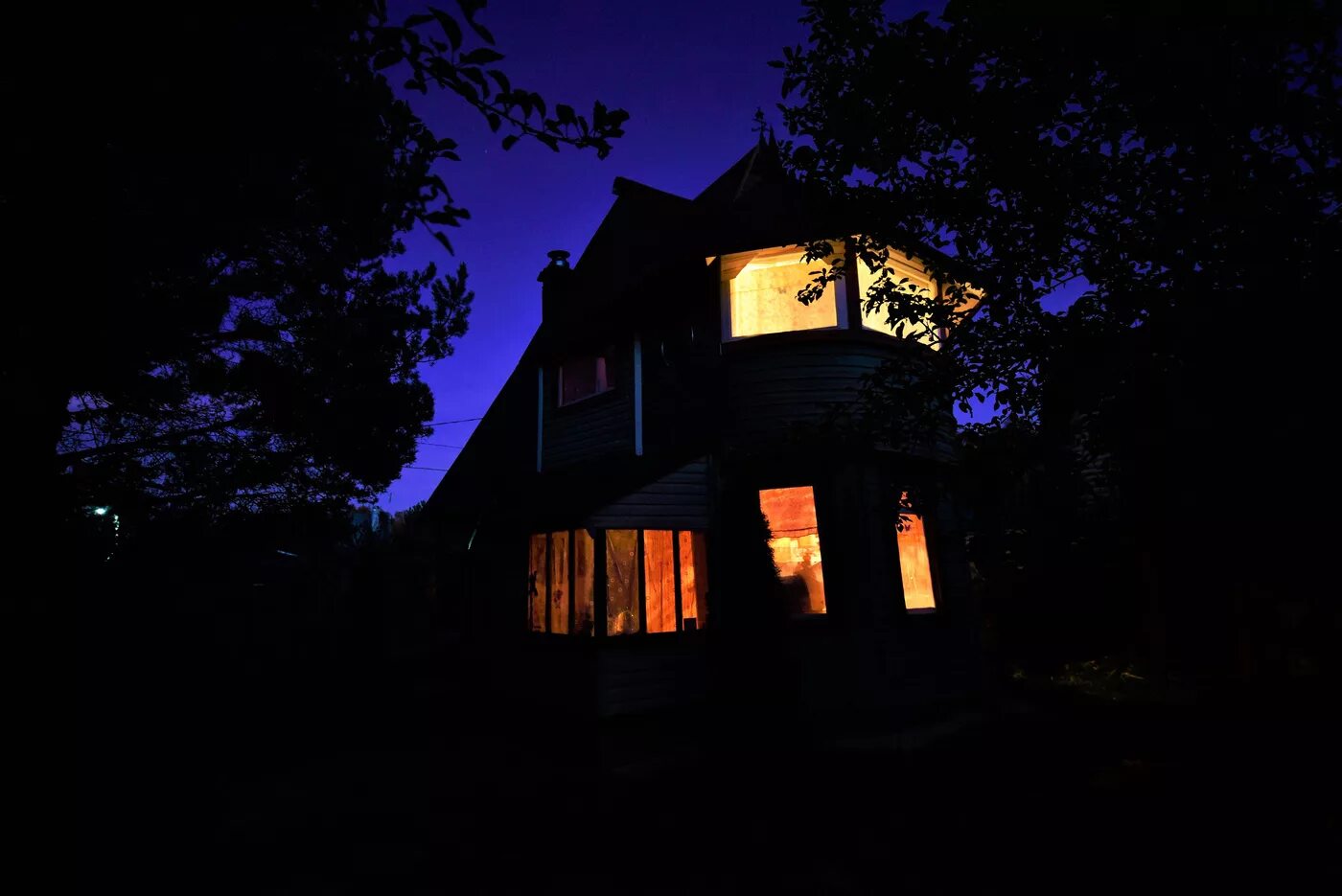 домик ночью. загородный дом ночью. деревенский домик ночью. дом ночны. ночная деревня.