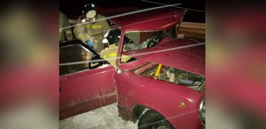 Деблокирование пострадавших при дтп. Деблокирование пострадавших в дтп. спасатели мчс деблокирование автомобиля дтп автомобилей. деблокировать из автомобиля.