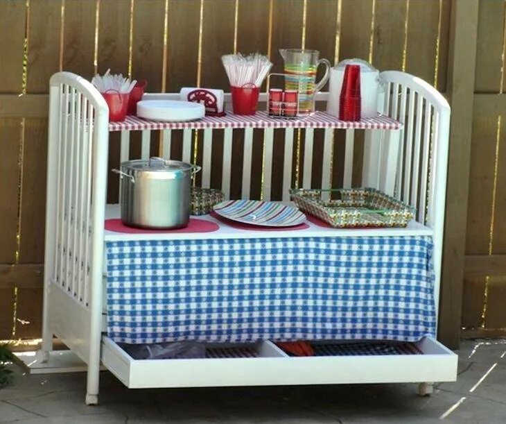 Вторая жизнь старых вещей. Что можно сделать старых детских. Полки для рукоделия. Переделки из старой детской кроватки. Стол из детской кроватки.