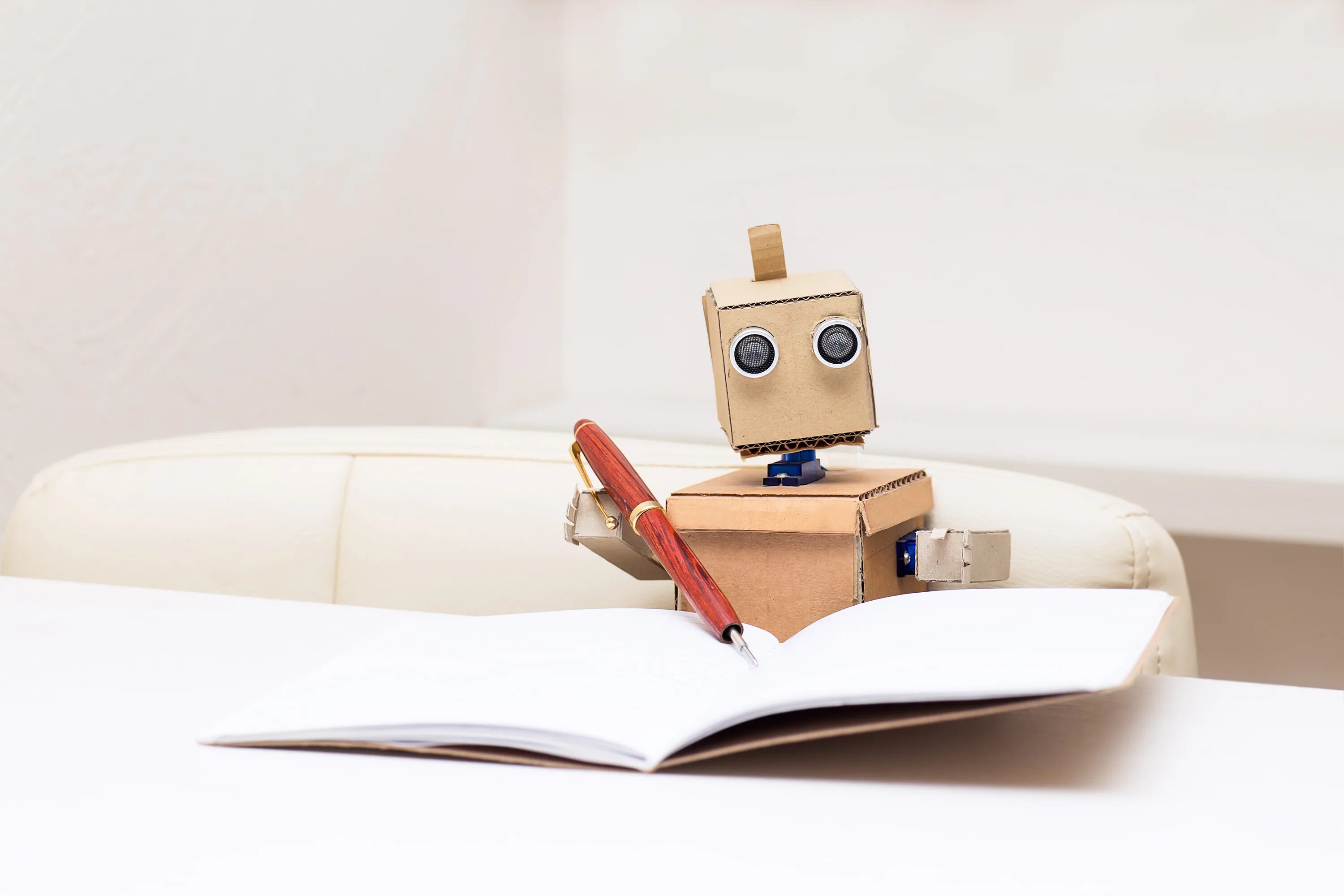 Ии для написания книг. Робот писатель. робот с книгой. робот пишет. пишущий робот.