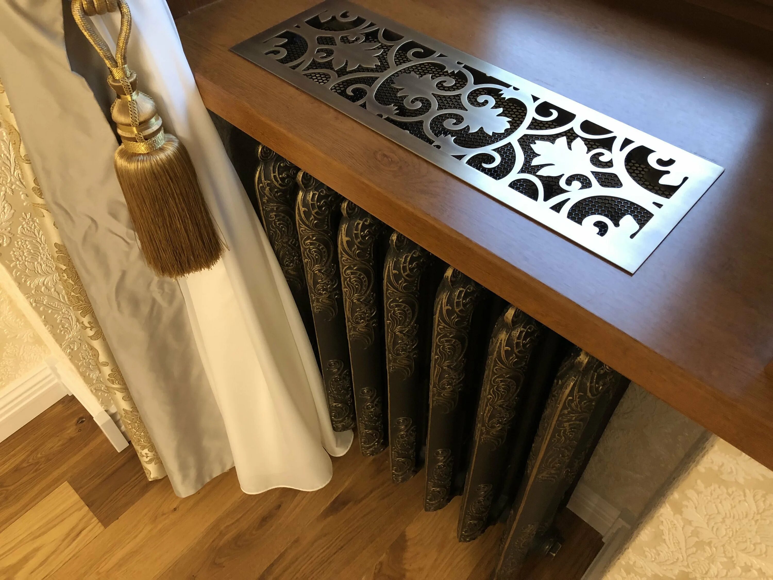 Вентиляционная решетка для столешницы. Решетка на столешницу для батареи. Решетка на столешницу для батареи. Решетка на столешницу для батареи. Решетка для подоконника.