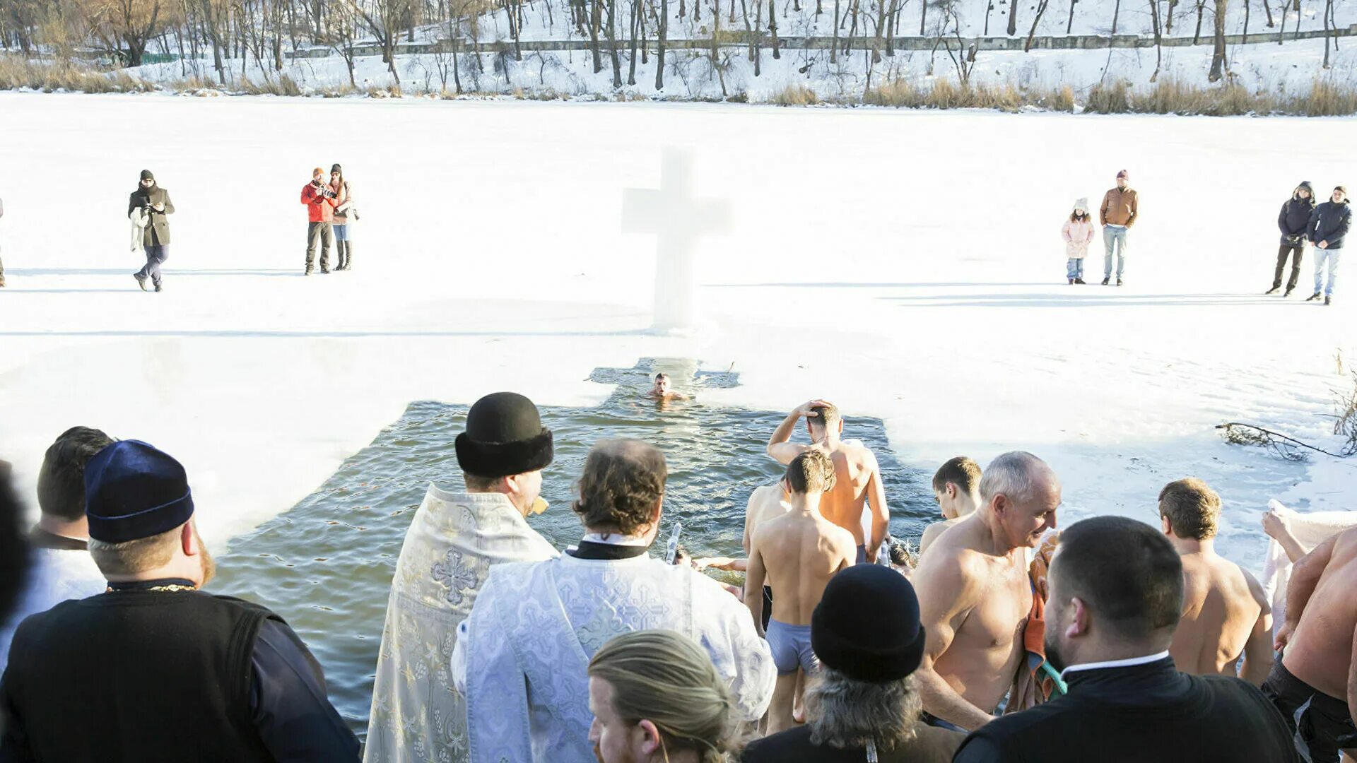 Почему празднуют крещение. Купание в проруби. о крещении. купель на крещение. правильная купель на крещение.