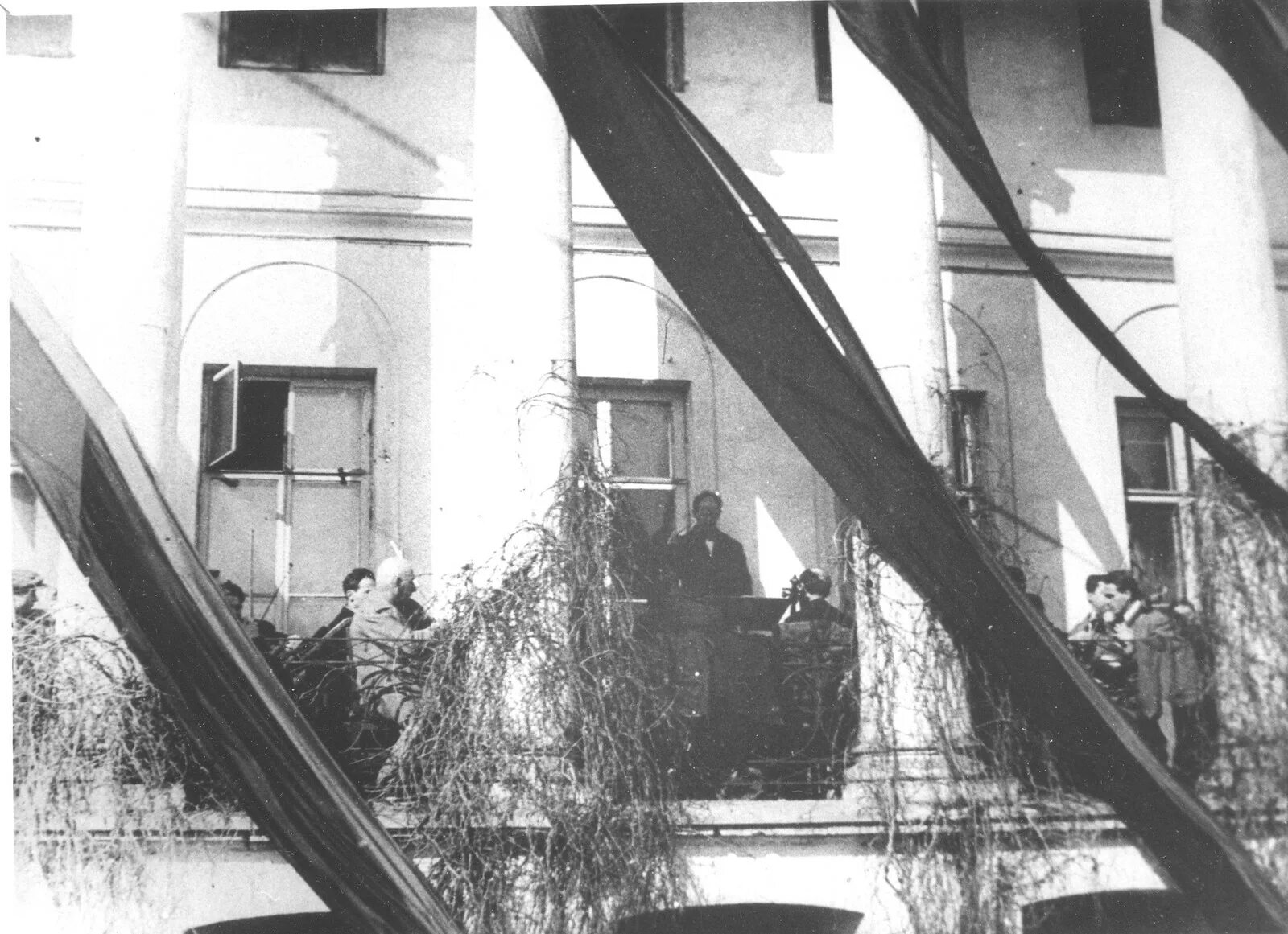 Что случилось 14 апреля 1930 года. Маяковский 1930 похороны. Дом писателей Маяковского.