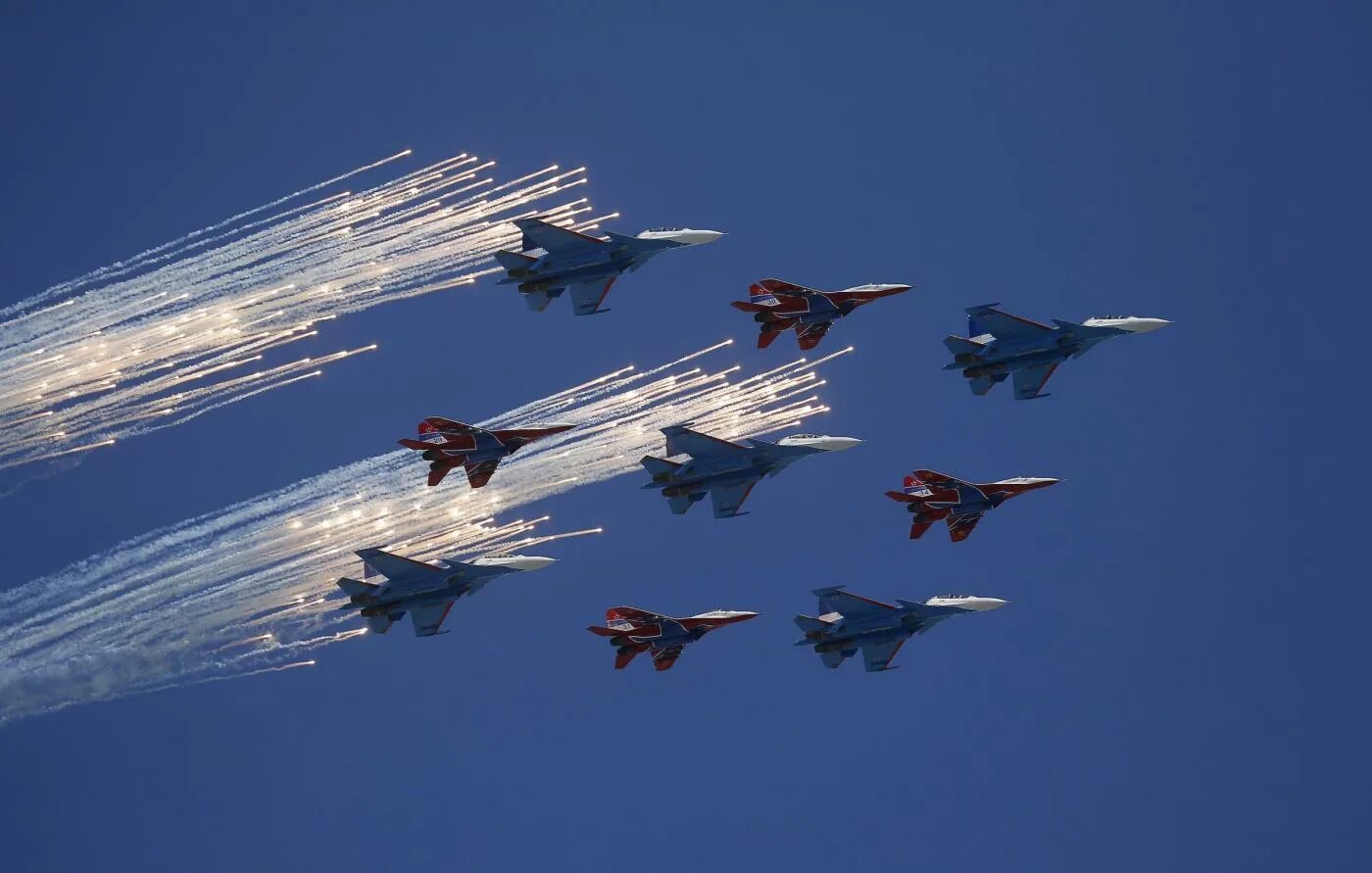 Самолет 6 мая. Ввс рф на параде. воздушные войска. летчики на параде. самолеты на параде.