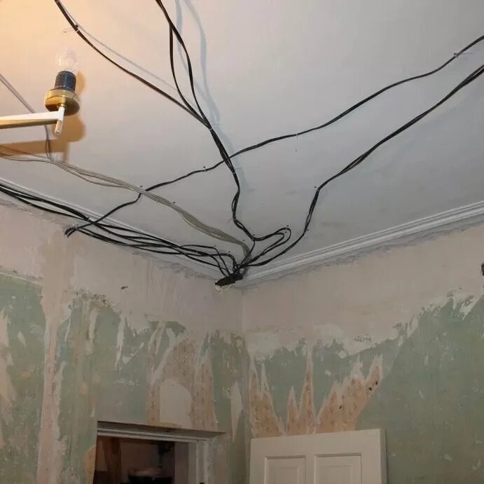 Кабель снизу. Электрика на потолке. Проводка на потолке. Электропроводка по потолку. Электрика натяжные потолки.