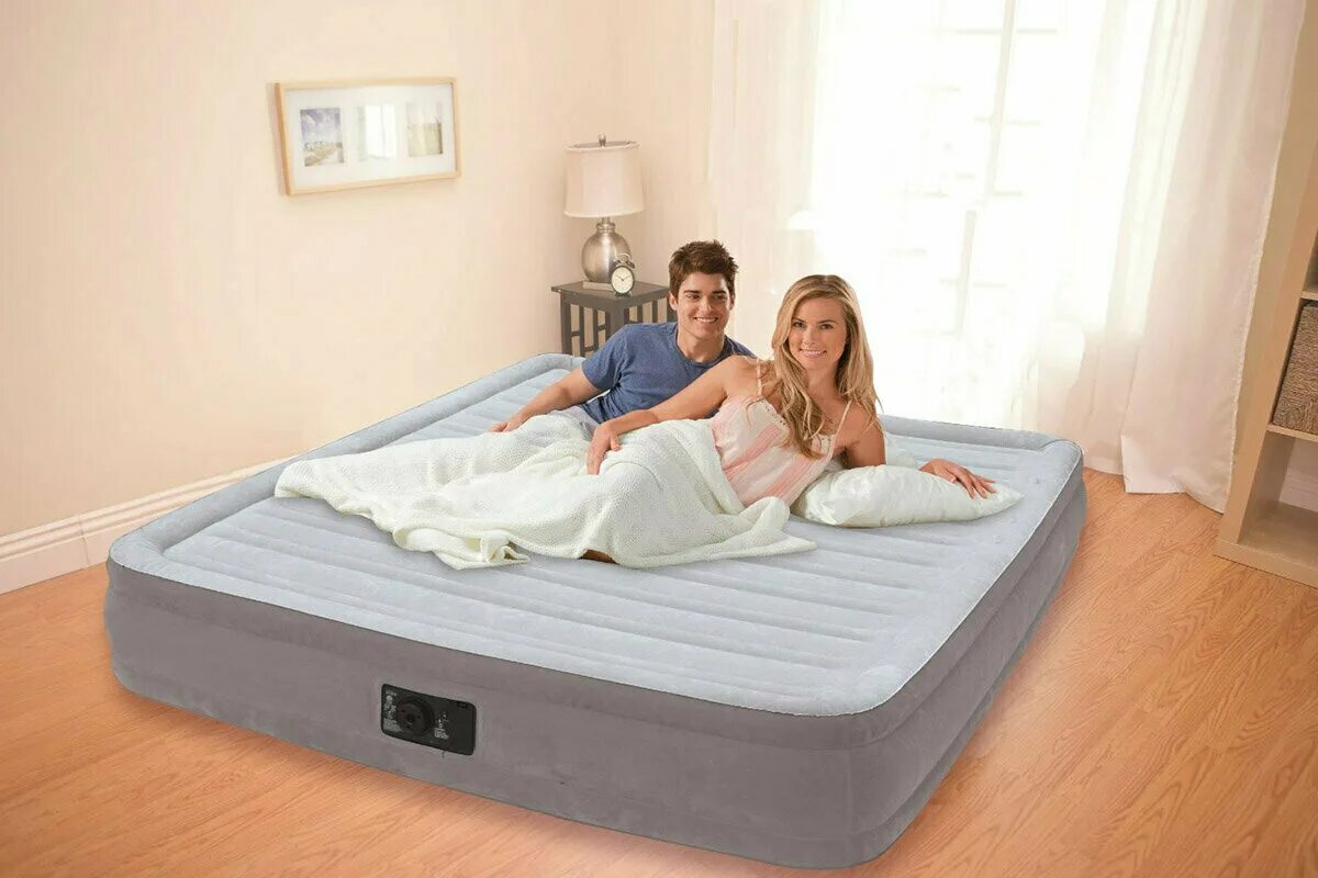 удобная кровать для сна. человек в кровати. кровать размера кинг сайз размер. кровать кинг size. каким размером выбрать кровать для двоих.