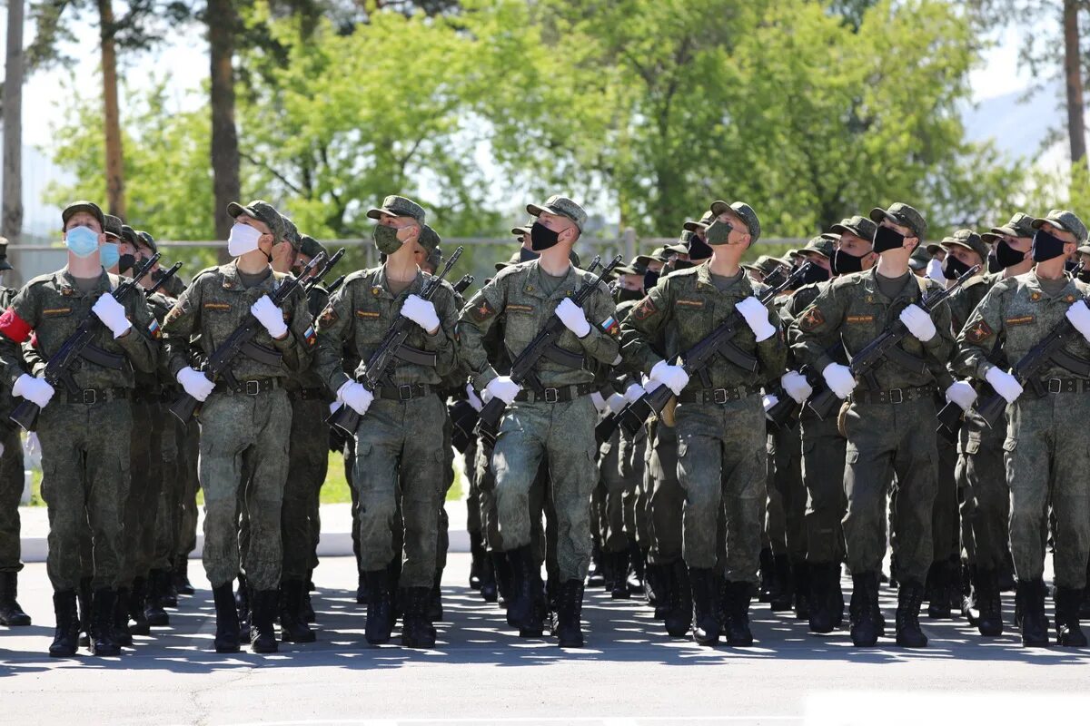 Военный плац. Строевая в армии. Маршируют на плацу. Строевой смотр в Российской армии. Армейские строевые