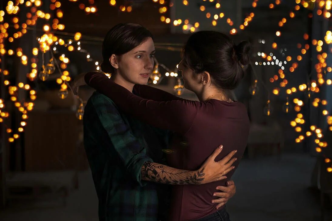 The three of us 2. The last of us элли и дина. the last of us 2 dina элли и дина. the last of us элли поцелуй дина. элли и дина поцелуй.