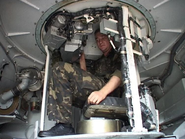 Оператор бмп 2. Оператор-наводчик бтр 82а. наводчик оператор бтр 80. бтр 82а место наводчика. бтр 80 место наводчика.