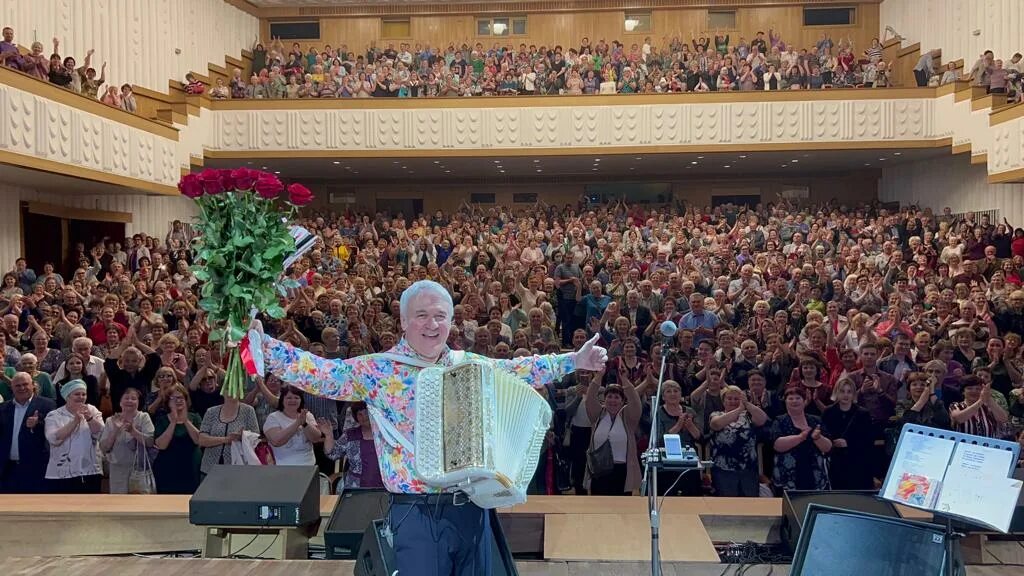 Баян валерия семина. Ансамбль валерия семина. Валерий семин с женой. Гармонист валерий семин. Валерий семин.