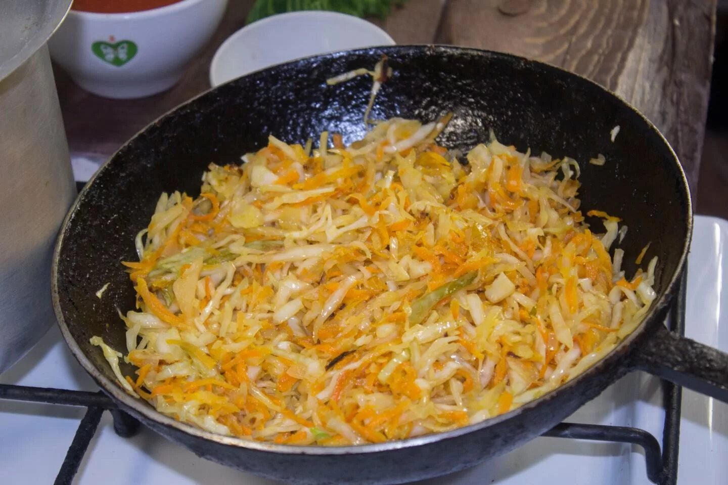Жареная капуста дольками на сковороде. Жареная квашеная капуста. Жареная капуста. Жареная капуста. Жареная капуста с мясом.