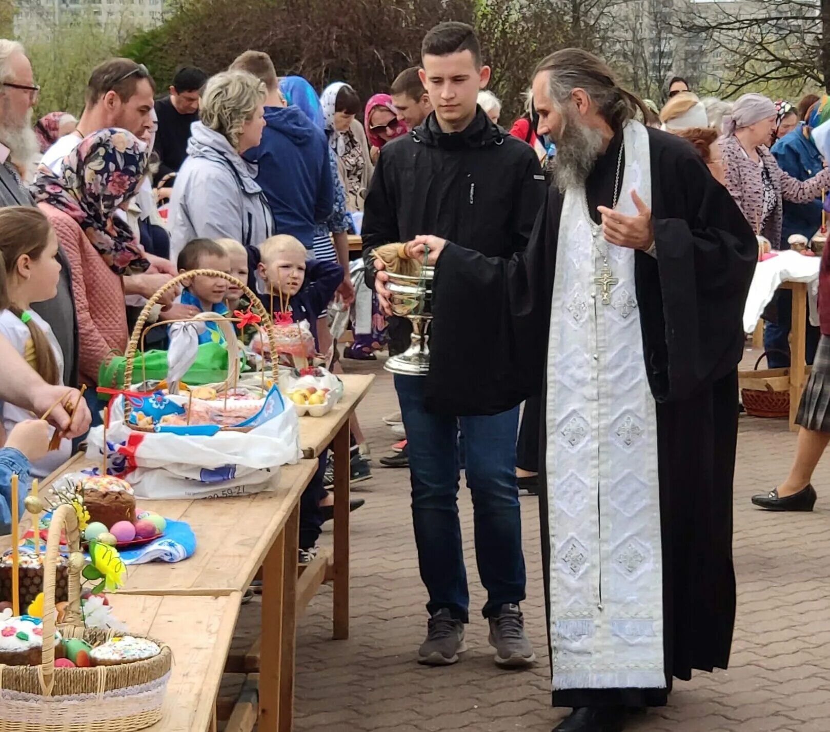 Освящение куличей в храме в Рузино. Перхушково храм Пасха освящение куличей. Освещение куличей в церкви.