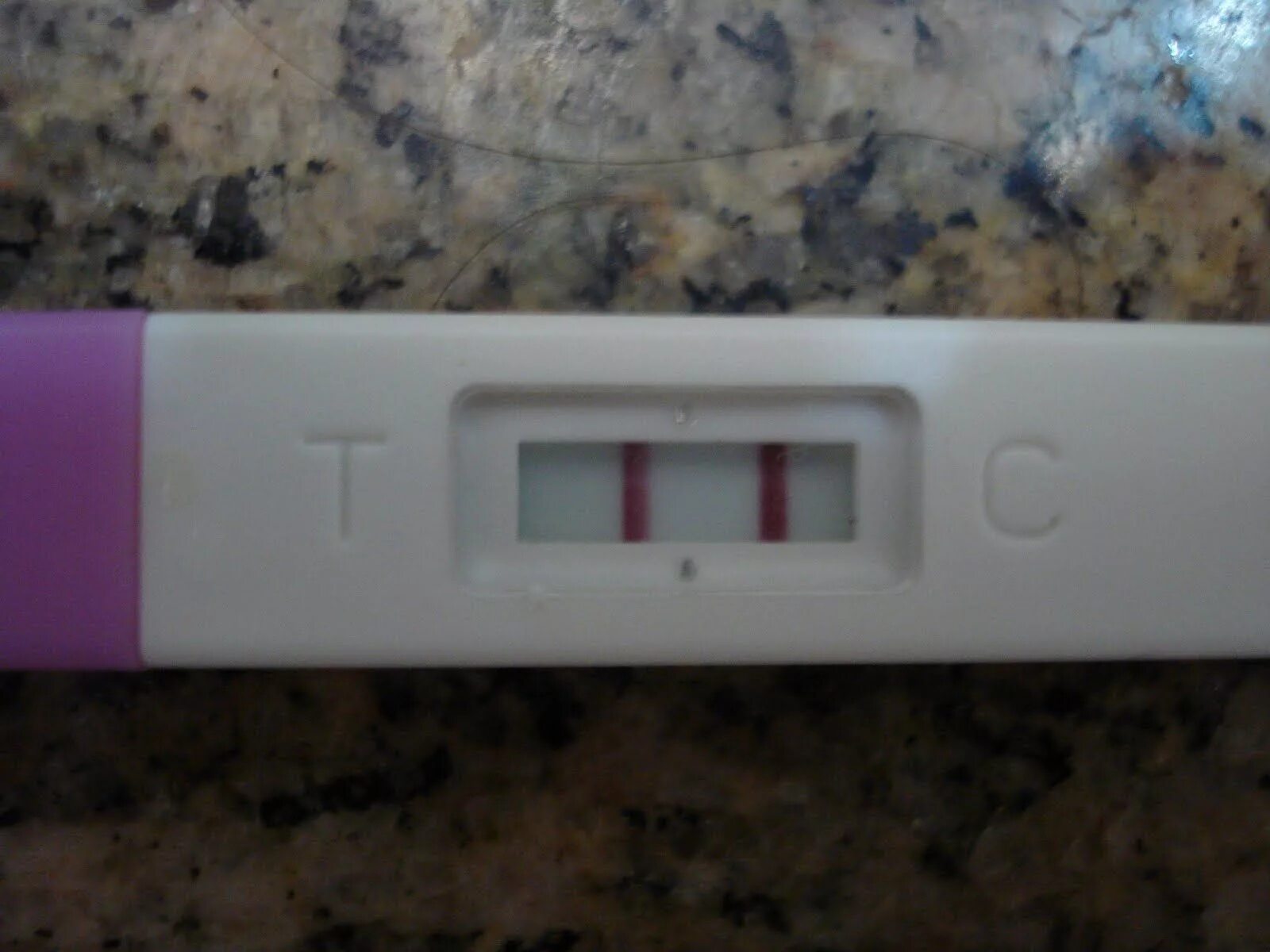 Тест на беременность на столе. Тест на беременность 2 полоски электронный. Тест на беременность Clearblue положительный. Положительный тестна беременность. Положительный тест на бере.