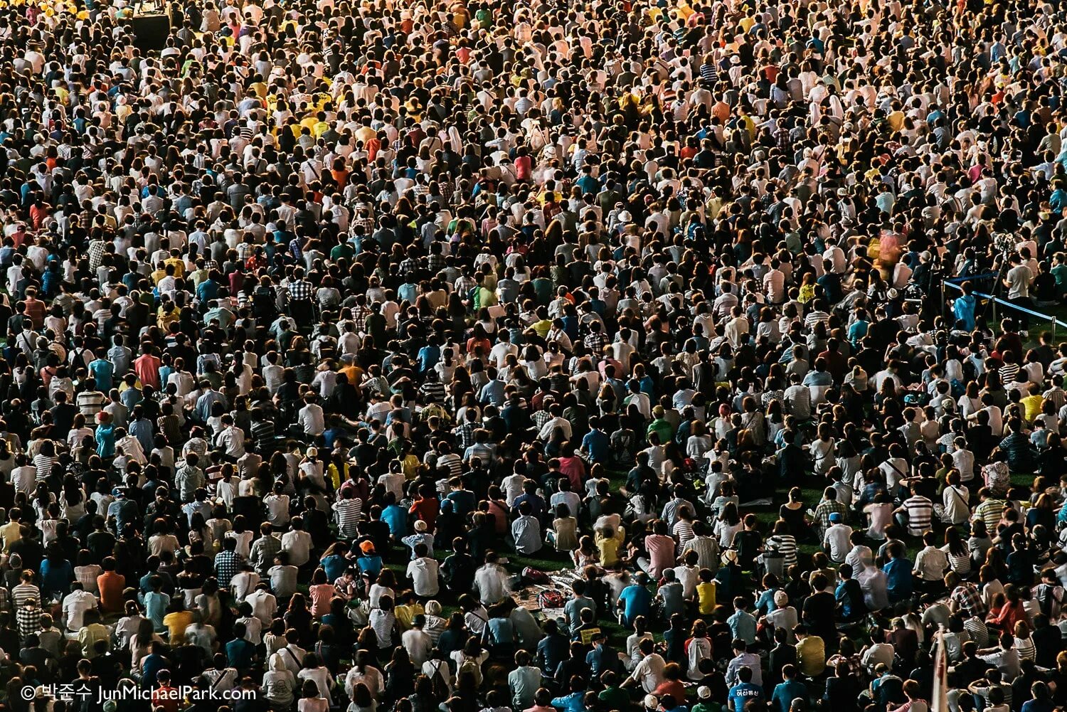 Больше четырех тысяч. 20 000 Человек. 100 000 Человек. Миллион человек визуально. 1000 Человек визуально.