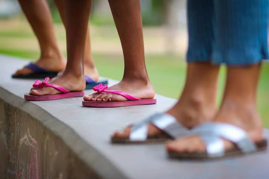 Slippers Flip Flops. Flip Flops Slides. Flip Flop Safari. Wear Flip Flops. Feet fit