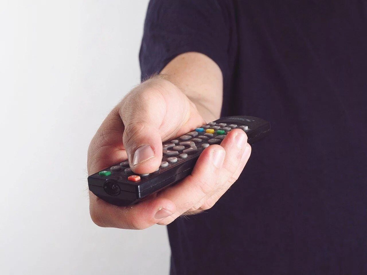 Карпальный туннельный синдром. Пульт на прозрачном фоне. Hand holding remote. Пульт управления манипулятором. Пульт управления манипулятором.