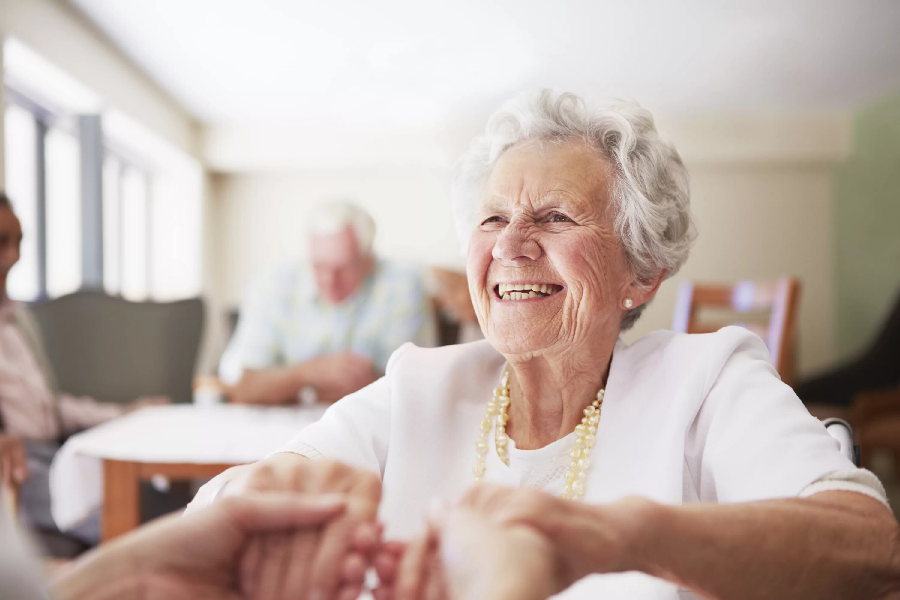 Living old age. Пожилые люди. Радостные пенсионеры. Счастливые пенсионеры. Пожилые люди картинки.