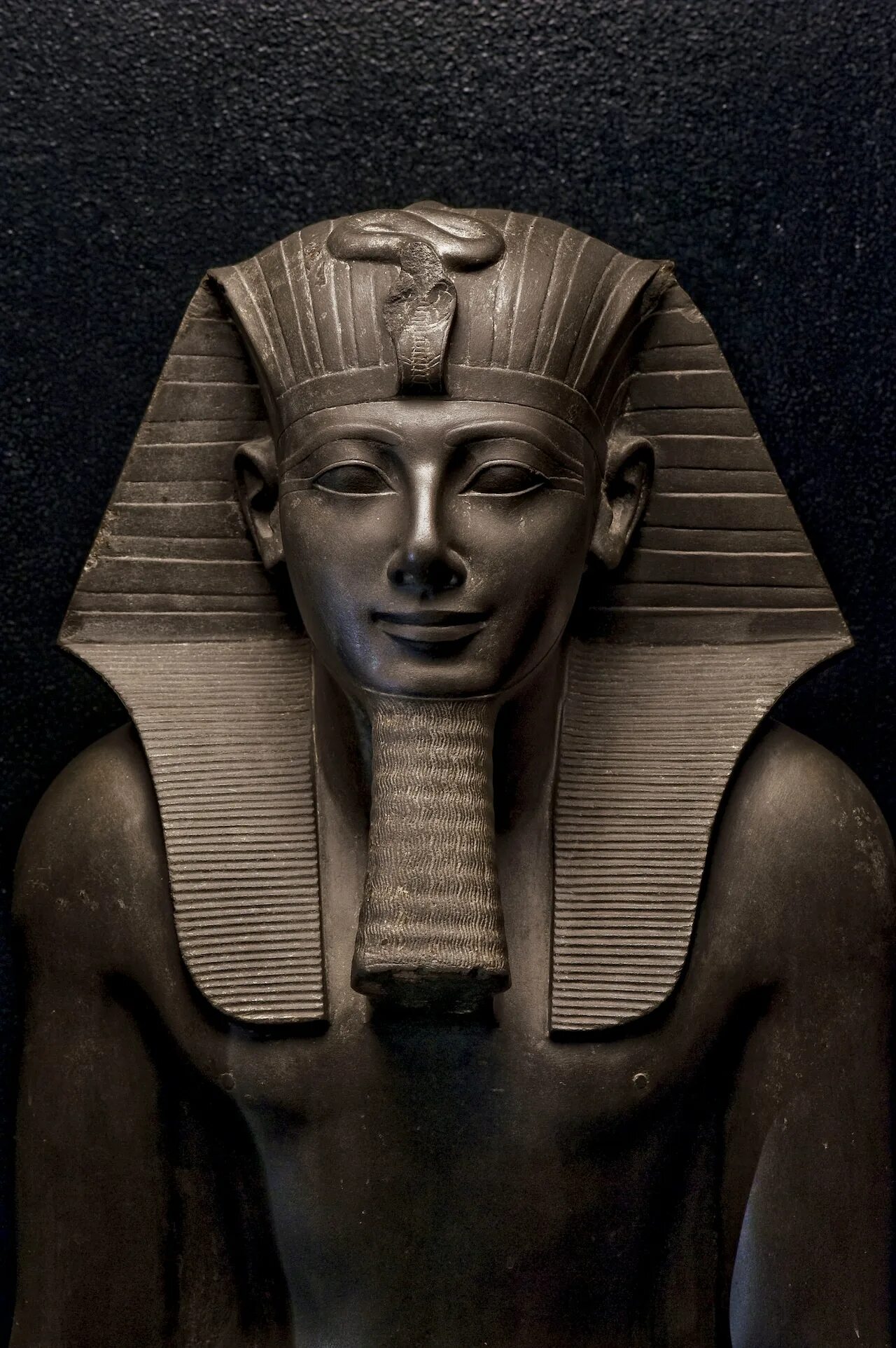 Тутмос 3 2 исторических факта. Древний Египет тутмос. Фараоны Египта тутмос. Фараон тутмос 3. Фараоны древнего Египта статуи тутмос.