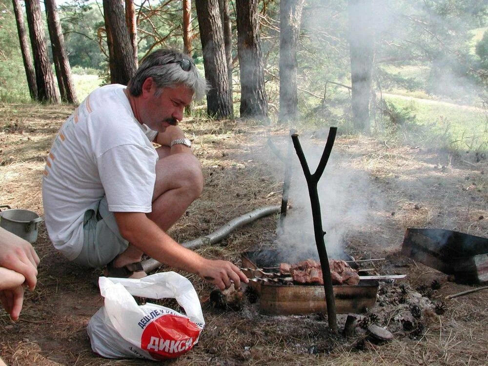 Можно в мае жарить шашлыки. Шашлыки на природе. жарим шашлык на природе. шашлык на костре. майские шашлыки.