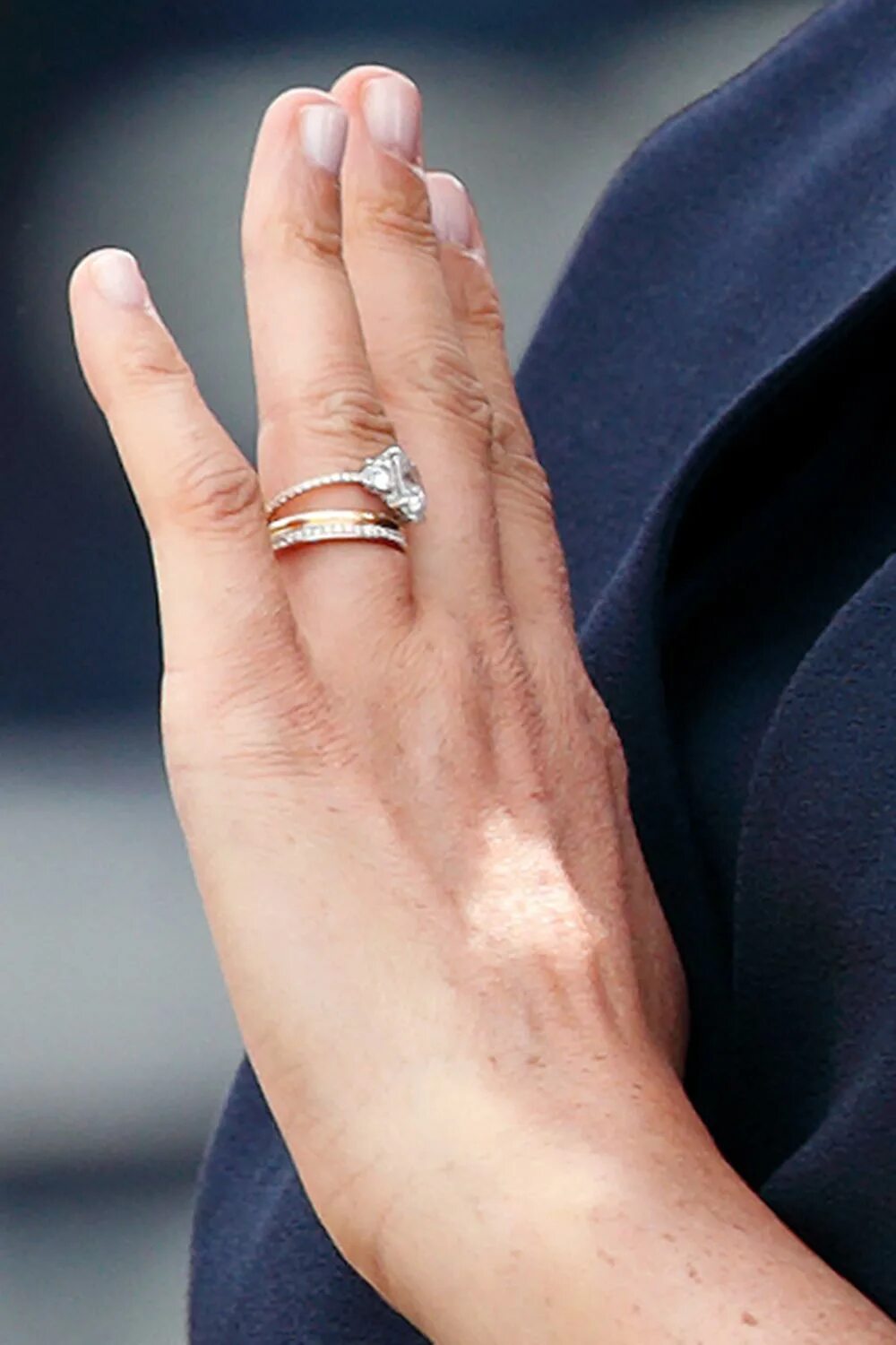 Кольцо изменяется. Обручальное кольцо Меган Маркл. Помолвочное кольцо Меган Маркл. Кольцо с бриллиантом Меган Маркл. Золотые кольца Меган Маркл.
