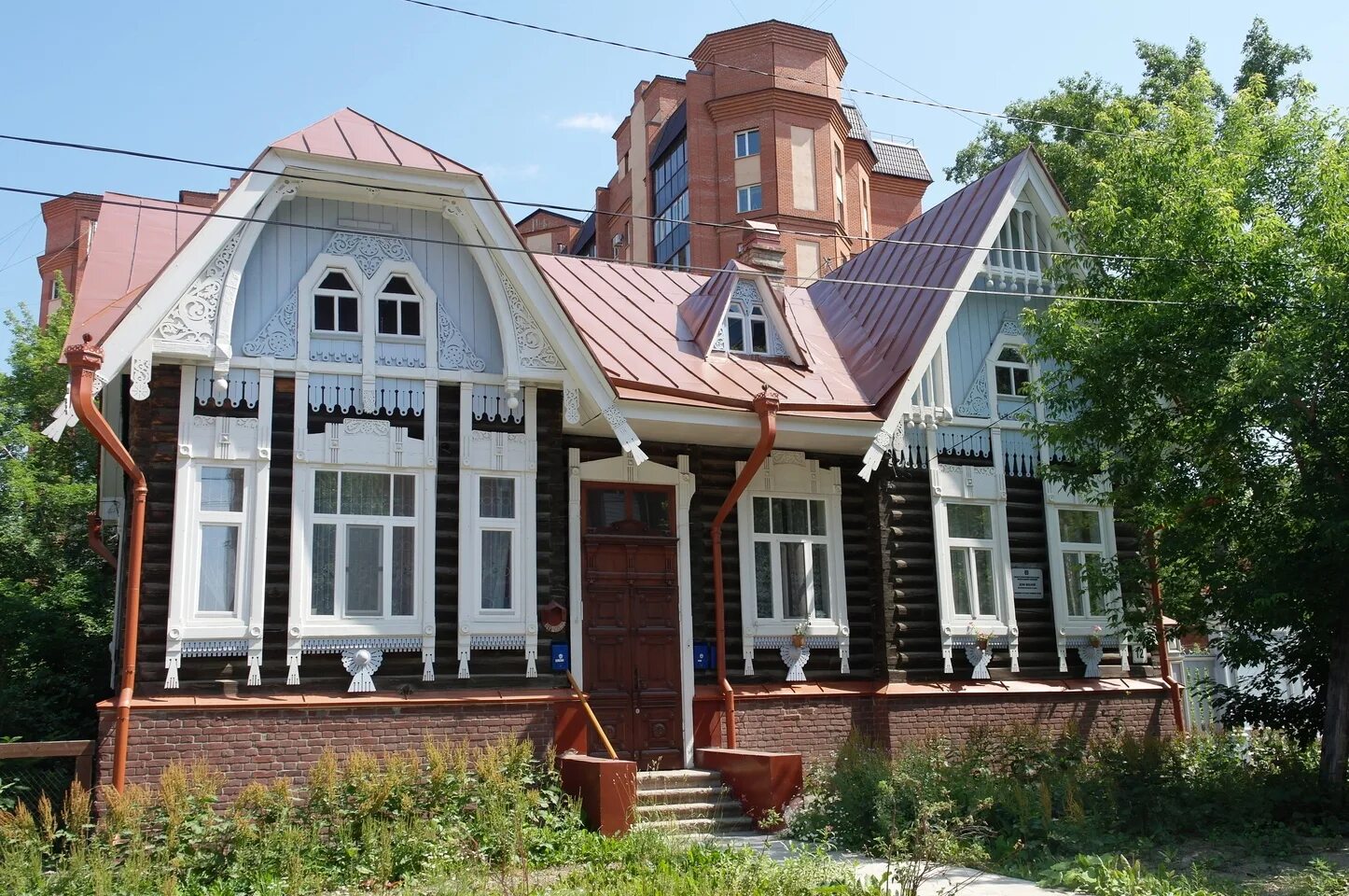 Загородное томск. Томск деревянное зодчество. Деревянный Модерн Томск. Северный Модерн в архитектуре Томск. Памятники деревянной архитектуры Томска.