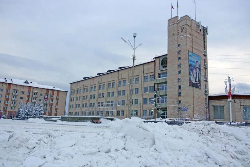Мо северобайкальск. Администрация города северобайкальск. город северобайкальск республика бурятия. северобайкальск здание администрации. горисполком северобайкальск.