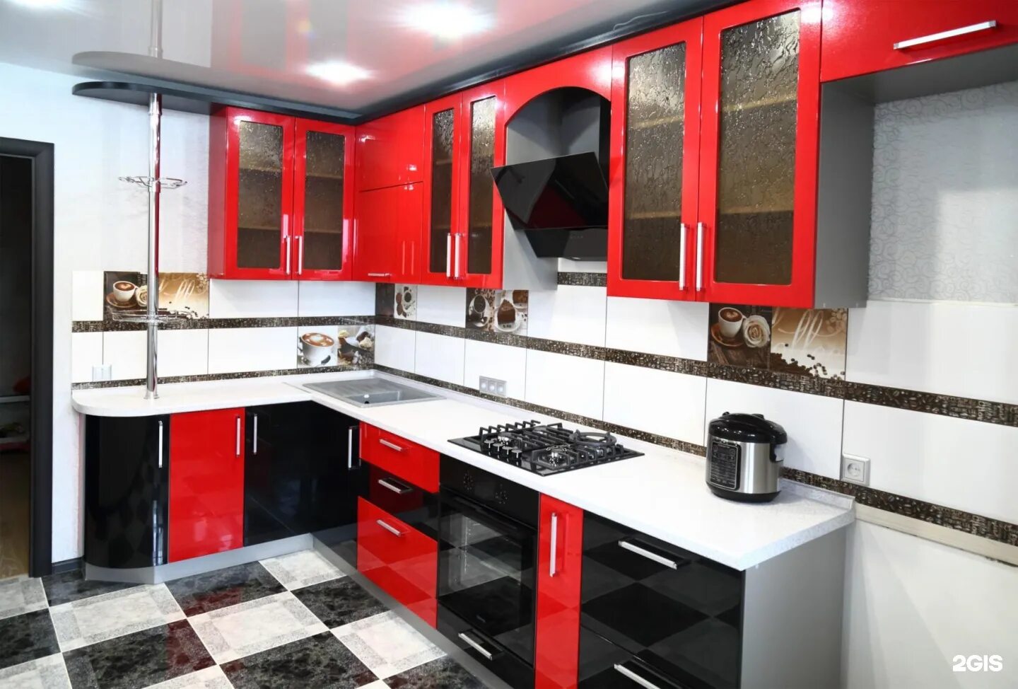 Кухня купить йошкар ола. Кухни Академия, Йошкар-Ола. Кухонный гарнитур красный с черным. Кухонный гарнитур черно красный. Кухня красно черная угловая.