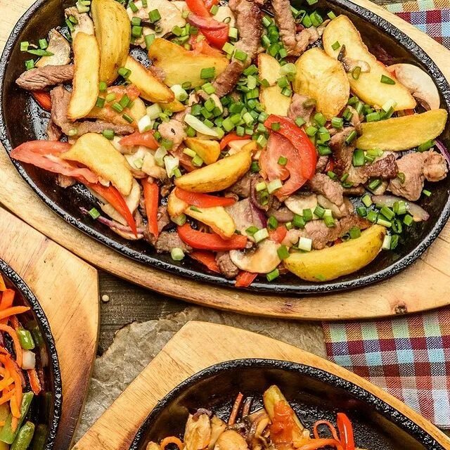 сковородка со свининой и овощами. свинина на сковороде фото. оджахури на сковороде. овощи на сковородке. сковородка со свининой и овощами.