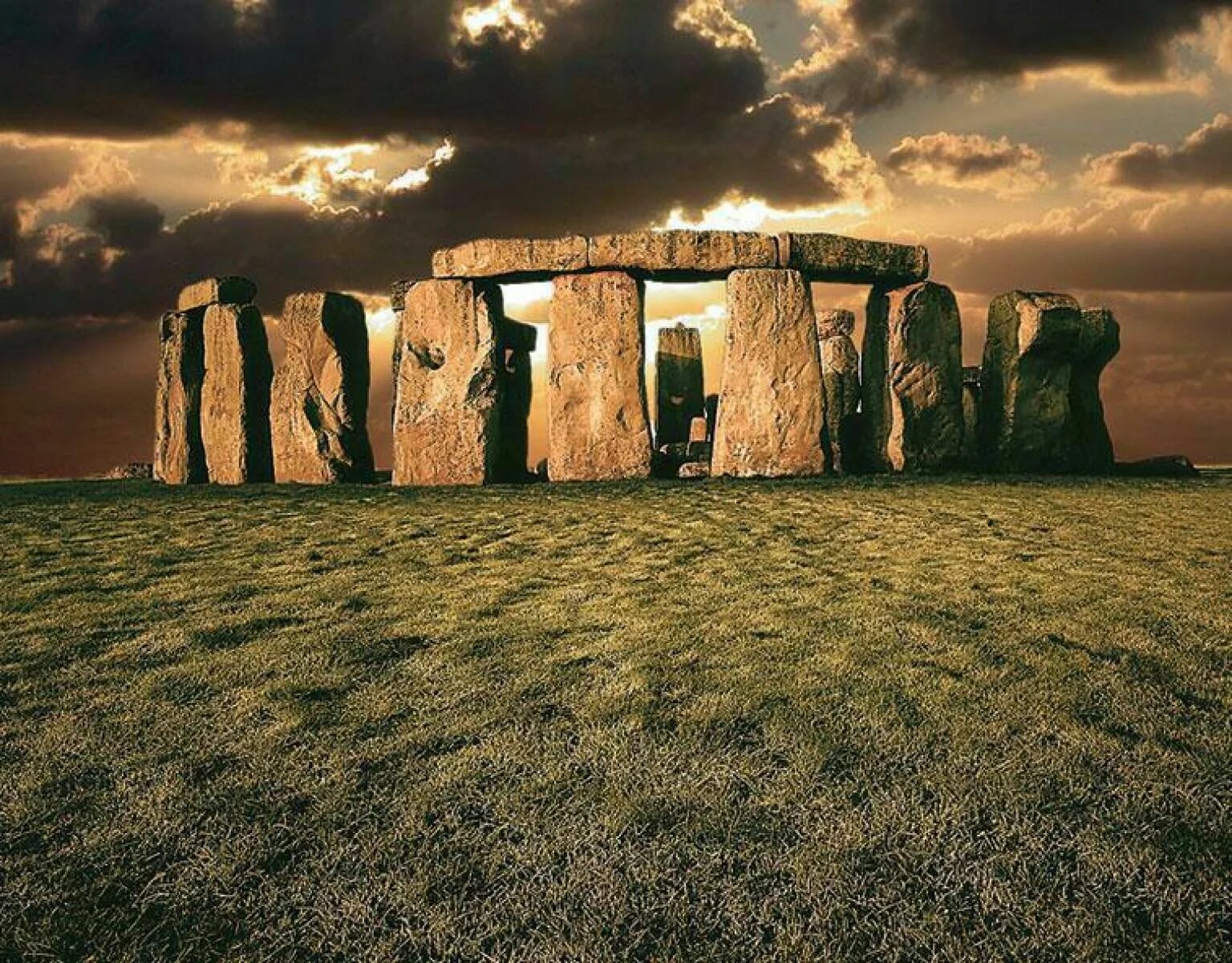 The famous stonehenge. Стоунхендж Великобритания. Мегалиты Стоунхендж. Стоунхендж близ Солсбери (Южная Англия). Мегалиты древности Стоунхендж.