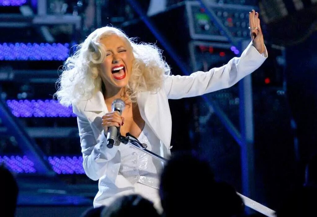 Агилера 2022. Live 2022 Christina Aguilera. Пальто поет на сцене