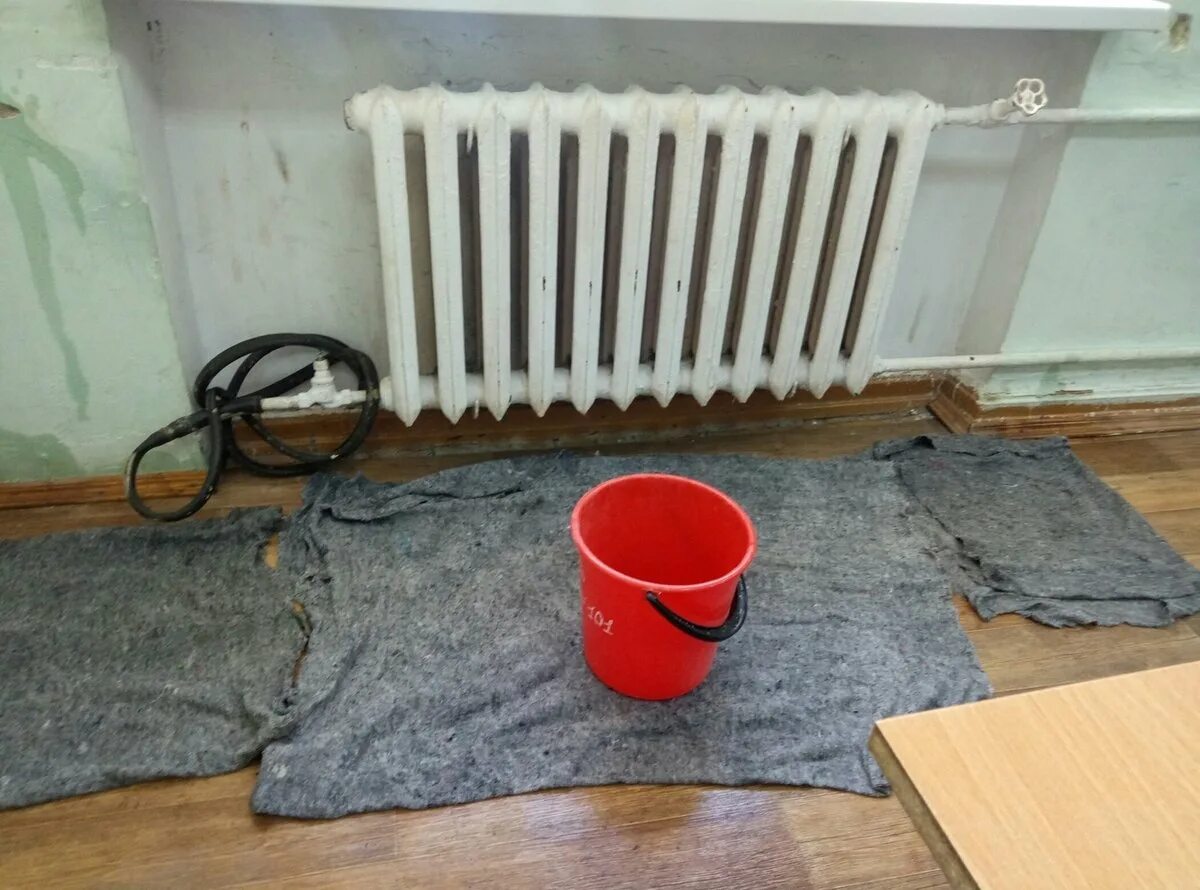 Из отопления течет вода. Протечка радиатора отопления. Сливной кран системы на радиаторе отопления. Лопнула труба водопровода в квартире. Стыки полипропиленовых труб текут.