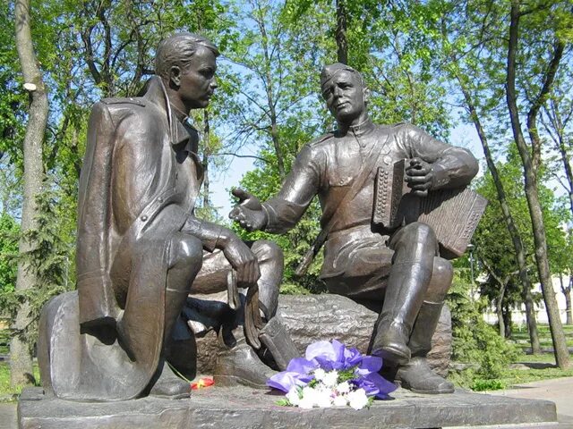 Памятник теркину в смоленске. Памятник Твардовскому в Смоленске. Памятник Александру Твардовскому и Василию Тёркину. Памятник Александру твадорскому и Василию Тёркину Смоленск. Памятник Василию Тёркину в Смоленске.