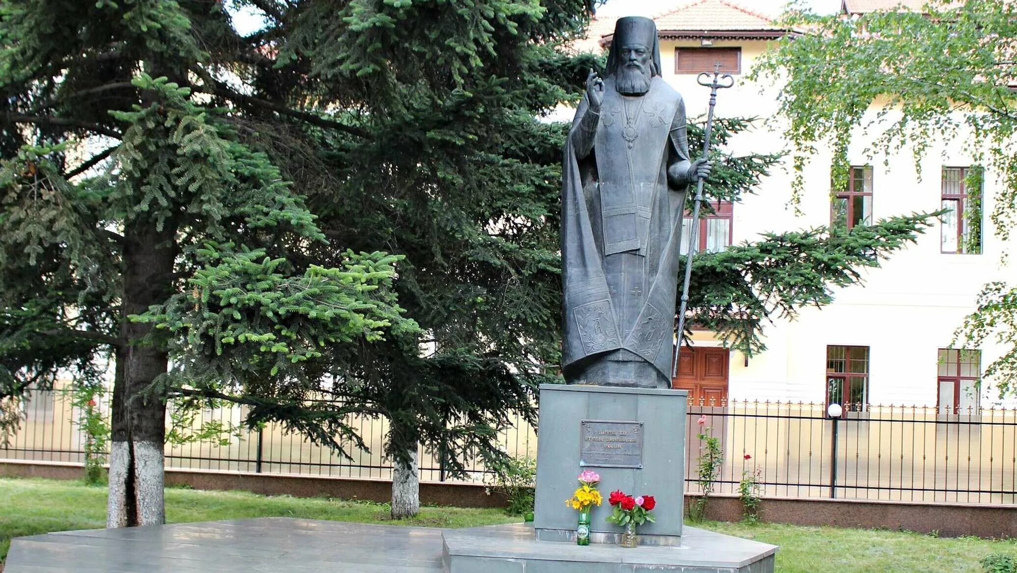 Троицк святого луки. Святителя Луки Войно-Ясенецкого памятник. Памятник Святого Луки Симферополь.