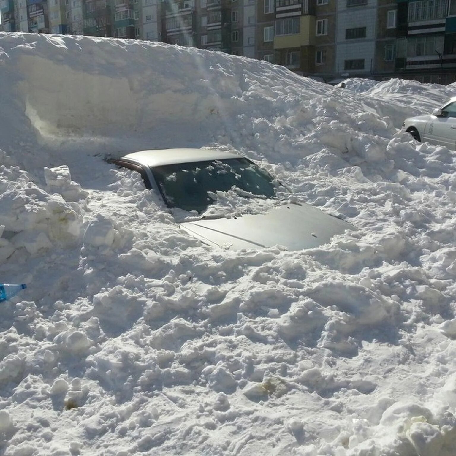 На сугробах видны. Машину засыпало снегом. Машина в сугробе. Машина под сугробом. Машина под снегом.
