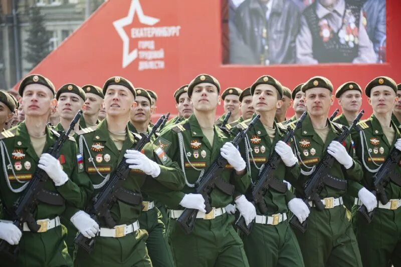 на парад становись. солдат упал на параде. на парад становись. народные фронты картинка для презентации. улан удэ парад армия вооруженных сил 2023 год.