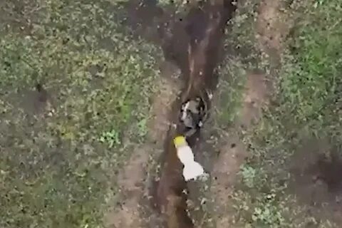 Откидывает гранаты