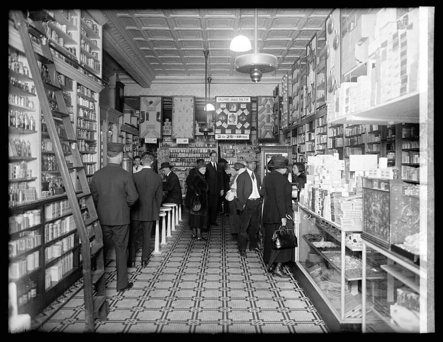 Первый магазин квартир. Аптека Америки 20е. Магазинчик 20 века Америка. США 1920 аптеки. Аптека США 20 века.