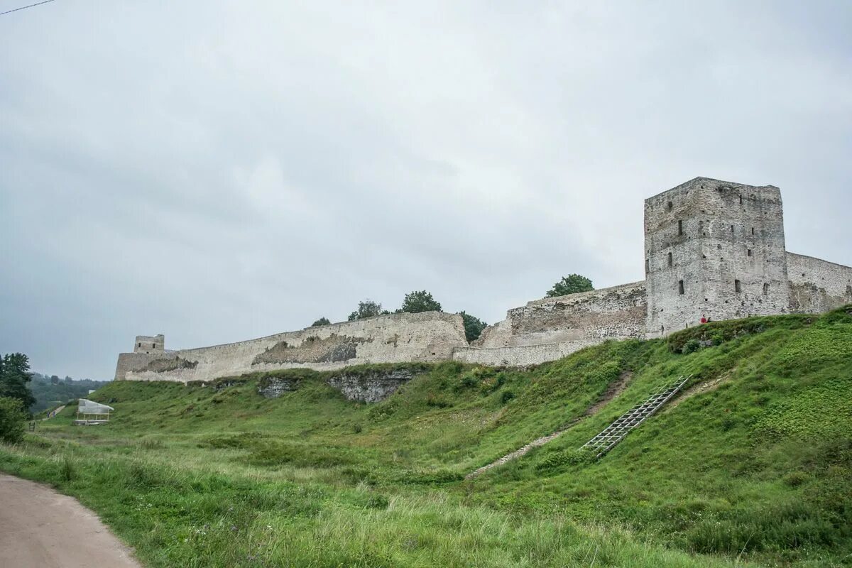 Деревня крепость. Крепость изборск панорама. печорский район изборская крепость. курганы в изборске. изборск аркада.