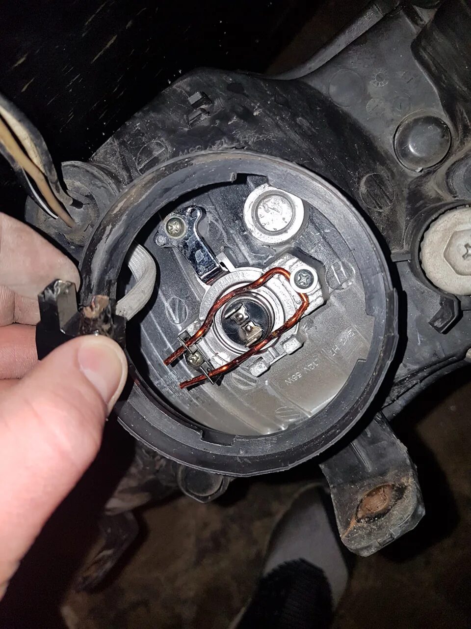 Замена лампочка скутера китайского. Лампа дальнего света на фару ниссан альмера классик. Зил 131 замена лампа. Фиксатор лампы h4 ниссан ноут. Как поменять лампочку на альмере классик.