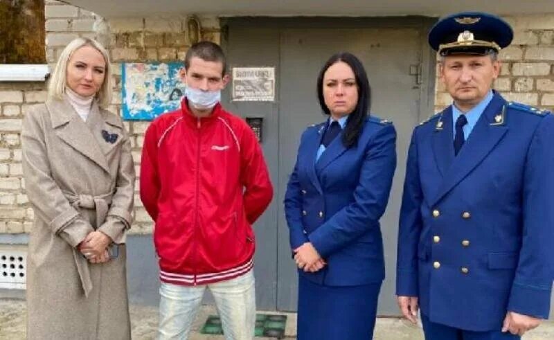 Вручение квартиры сиротам. Зам главы солонцы красноярск. Жильем прокуроров. Жильем прокуроров. Жильем прокуроров.