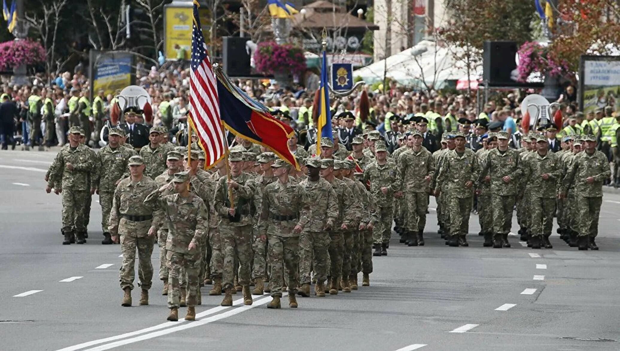 Военный парад в США на день независимости. Солдат НАТО марширует. Парад американской армии. Парады войск в США. Парад в сша