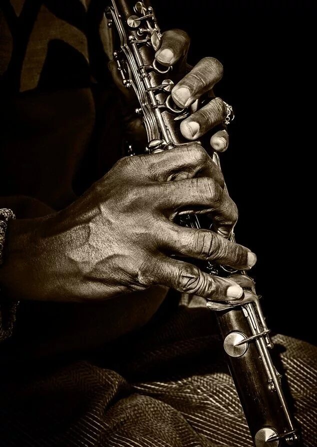 Кларнет музыканты. Руки музыканта. Кларнет джаз. Саксофон в руках. Джаз Эстетика.