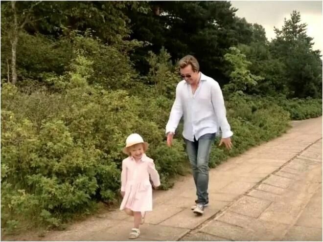 Sergey Bezrukov showed the grown daughter Masha ! папарацци не дремлют ВКонтакте